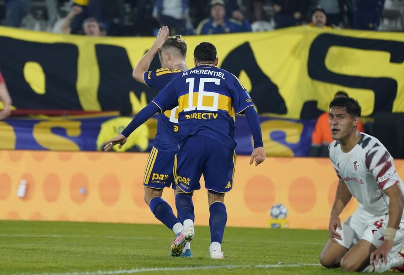 El pedido de disculpas de Santiago Ascac&iacute;bar tras el gol.