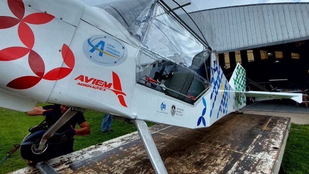 La historia del docente de la UNLP que construyó el primer avión a base de litio La historia del docente de la UNLP que construyó el primer avión a base de litio