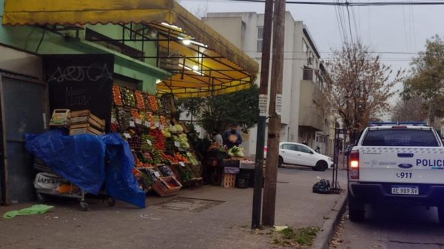 terror motochorro en la plata: atacan al empleado de una verduleria y roban la recaudacion