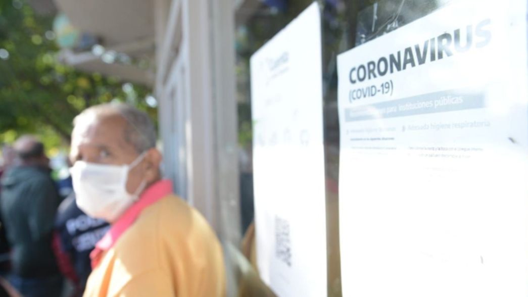 Un gerentólogo advirtió que el caos de los bancos podría convertirse en una bomba viral