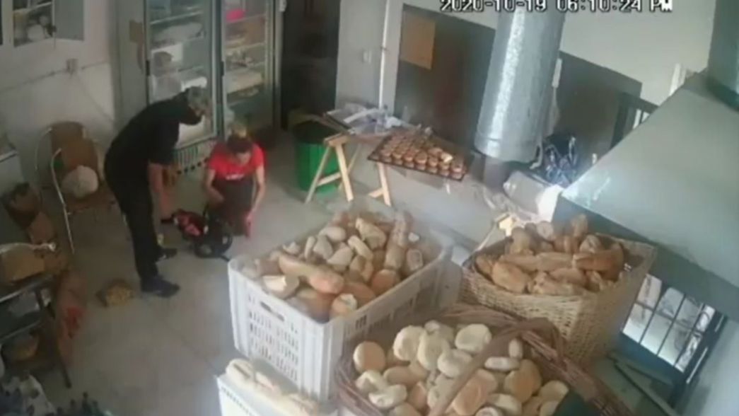 VIDEO: Así fue el robo en una panadería que causa indignación en Villa Castells