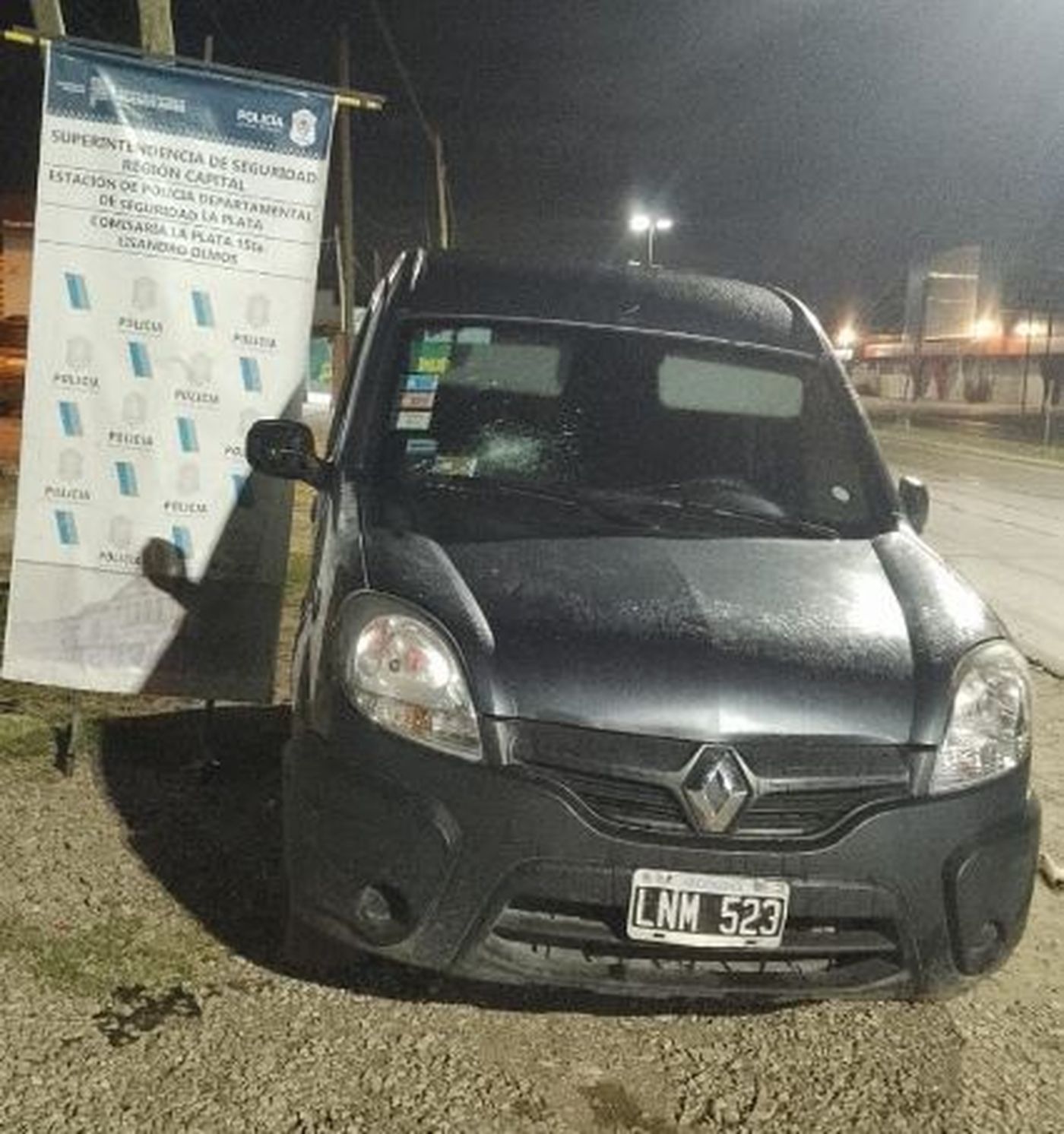 La Polic&iacute;a observ&oacute; que la camioneta que circulaba por La Plata ten&iacute;a una irregularidad en las patentes