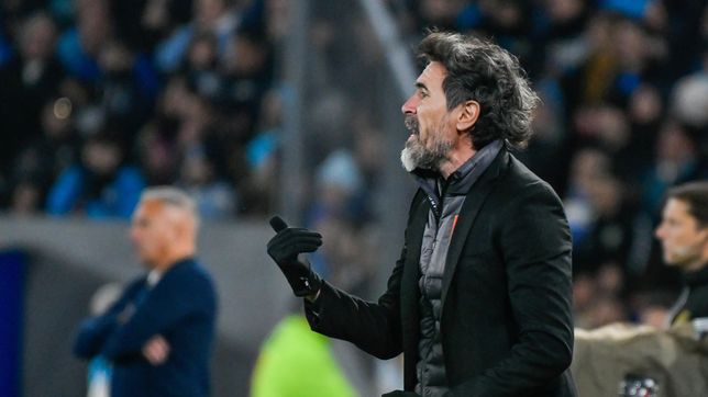 eduardo dominguez sostuvo que el equipo esta en construccion y apunto contra el arbitraje