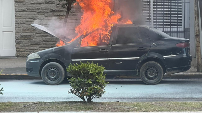 tension por el incendio de un auto en pleno centro de la plata