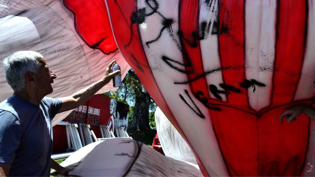 el dia en que la bruja firmo el leon inflable gigante que queria entrar a la cancha