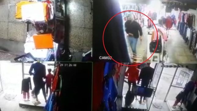 video: robo en un local de ropa de la plata y amenazo a una embarazada con cuchillo