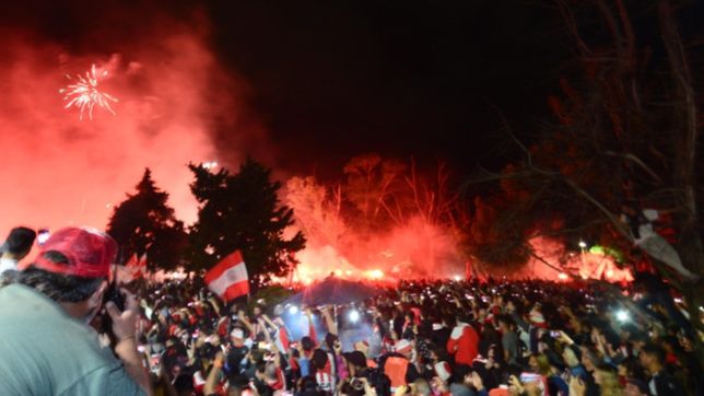 fuegos artificiales, banderas y bengalas: arranco la vigilia pincha en 1 y 57