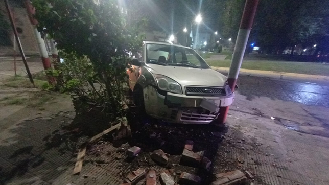 un policia manejaba borracho por la plata, choco contra un poste y agredio a los agentes