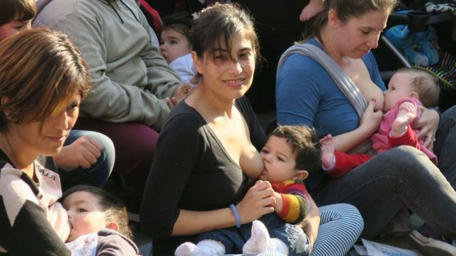 haran un tetazo en plaza azcuenaga para fomentar la lactancia materna