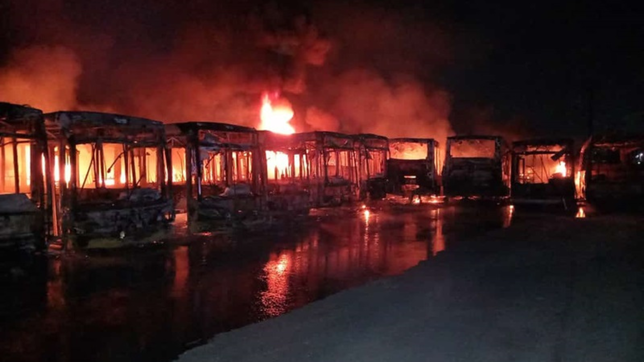 ardio un deposito repleto de micros del mision buenos aires en el camino general belgrano