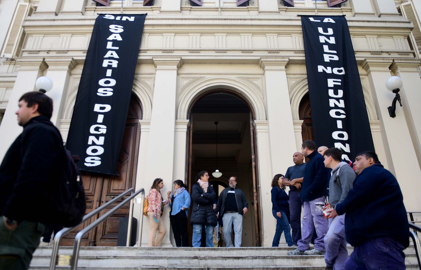 El frente del Rectorado, durante la sesión del Consejo Superior