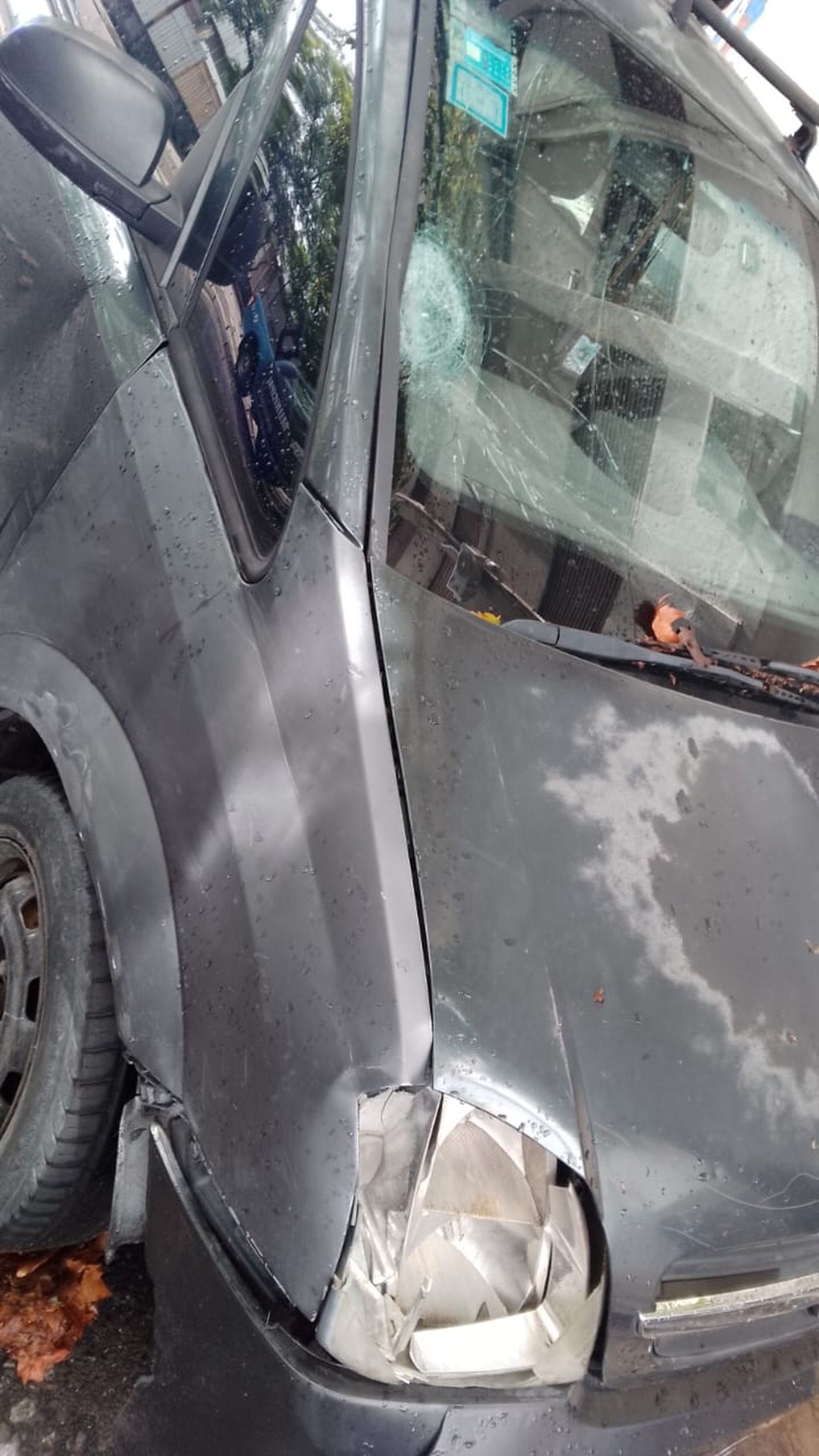 La Chevrolet Meriva con las marcas del accidente en Villa Elvira