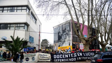 Emotivo abrazo a una facultad de la UNLP en defensa de la educación pública