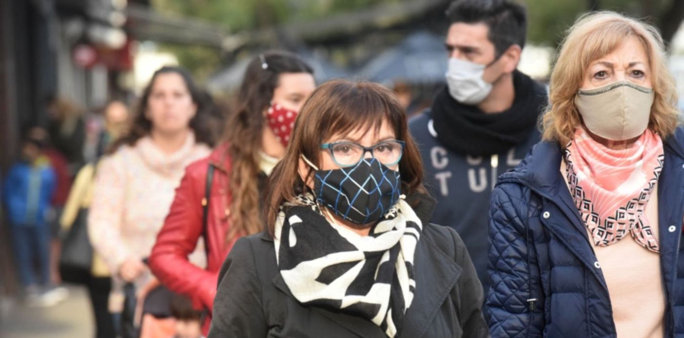 calles de La Plata con gente con barbijo en pandemia de coronavirus cuarentena aislamiento