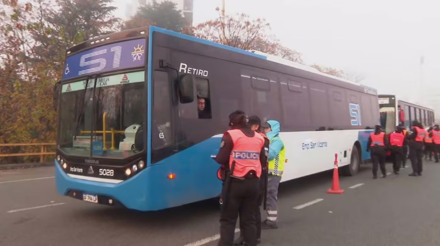 Controles autopista Cristina Kirchner manifestación micro.avif