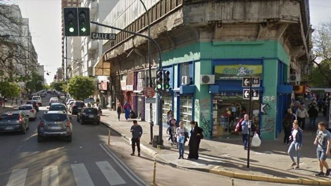 un hombre asalto una dietetica en pleno centro y antes de irse se puso alcohol en gel
