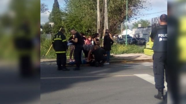 tremendo accidente en la plata: una moto choco a una mujer que intentaba cruzar la calle