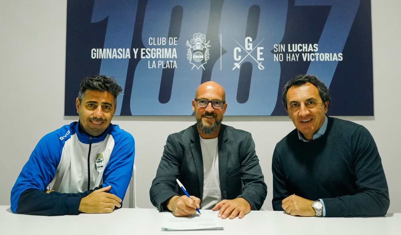 Orfila firma contrato Gimnasia.png