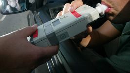 un medico le dio un cabezazo a una inspectora que lo paro para hacerle un test de alcoholemia un medico le dio un cabezazo a una inspectora que lo paro para hacerle un test de alcoholemia