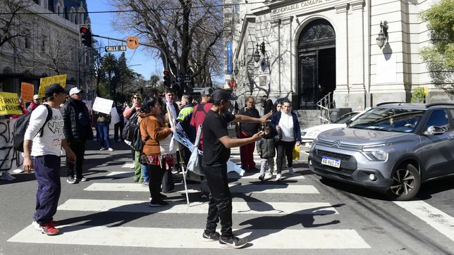 corte, bocinazos y caos de transito en el centro de la plata por una protesta de manteros