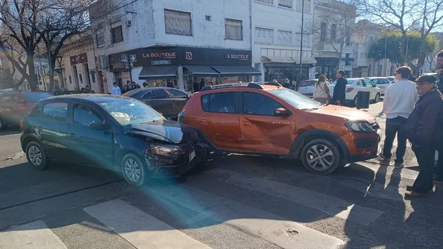 un impresionante choque en calle 12 dejo al menos una mujer herida