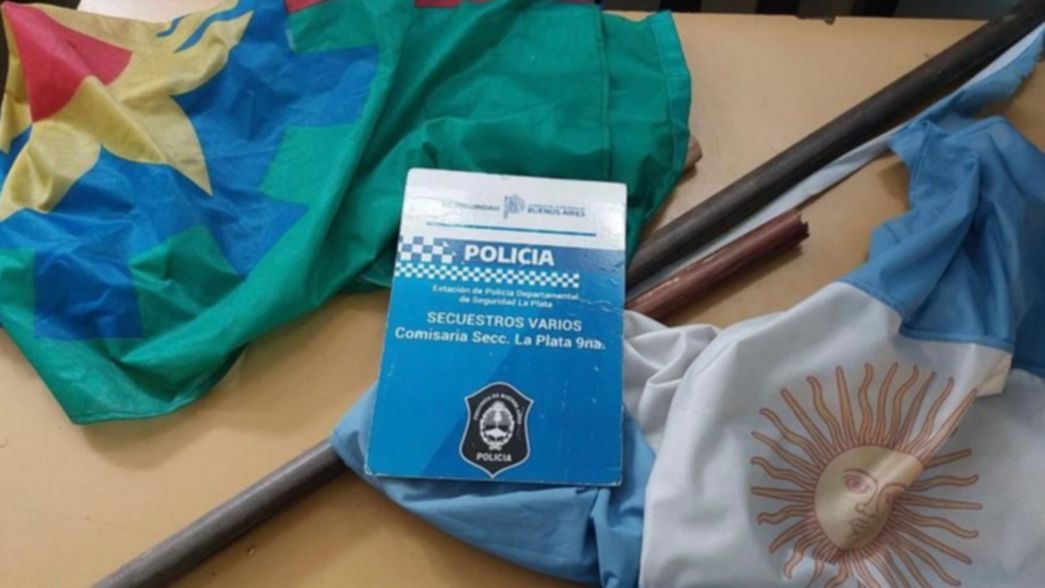 Pasó por la puerta de un jardín de La Plata y se robó las banderas argentina y bonaerense