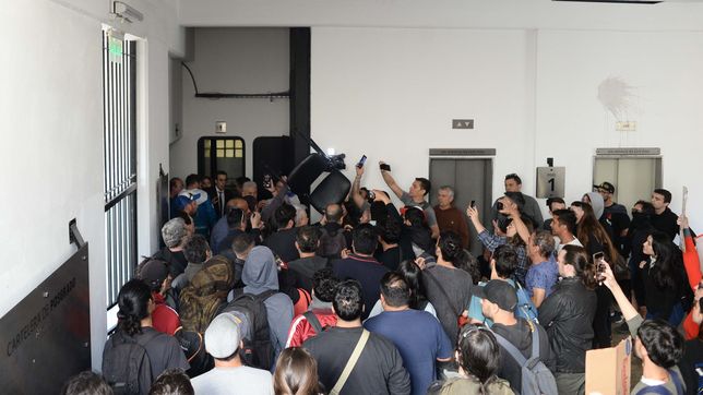 todas las fotos del escrache, las agresiones y la tension en la unlp por la presencia de dirigentes libertarios