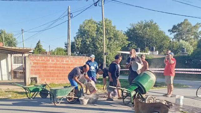 cansados de los accidentes, vecinos de villa elvira instalaron reductores de velocidad con fondos propios