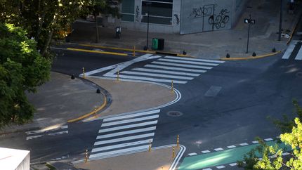 ¿Cuál es la esquina del centro de La Plata en la que instalarán la senda peatonal 3D?