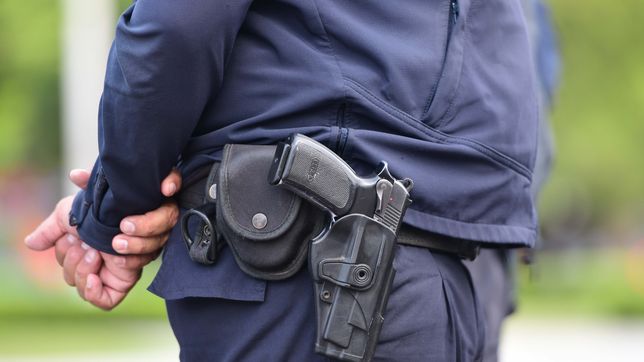 entraron a robar a la casa de un policia en berisso y escaparon con medio millon de pesos y su arma