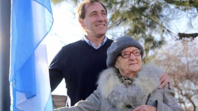 mural por malvinas y reconocimiento a una vecina historica en el cumpleanos de san lorenzo