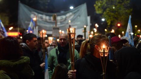 Estudiantes y docentes de la UNLP marcharon con antorchas por la educación pública