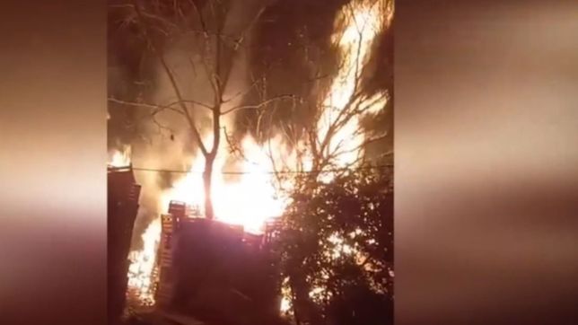 video: un impactante incendio devoro por completo un aserradero de berisso