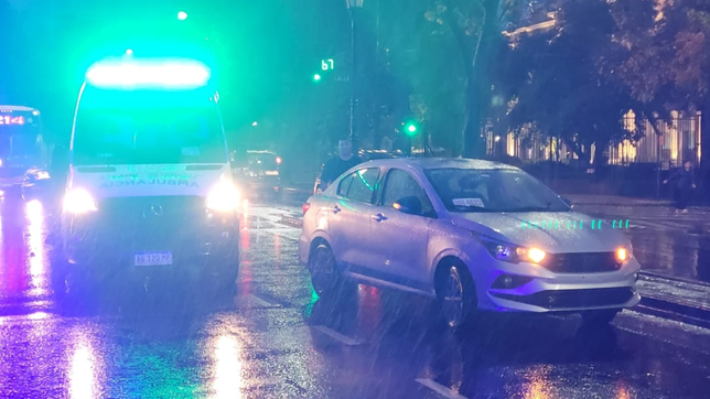 un auto atropello a una persona en pleno centro de la plata y hay demoras en el transito