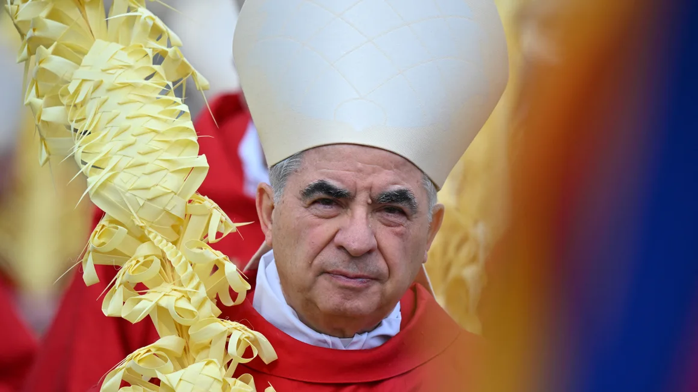 El cardenal Giovanni Becciu, suspendido por el papa Francisco, reclama su derecho a participar del cónclave.