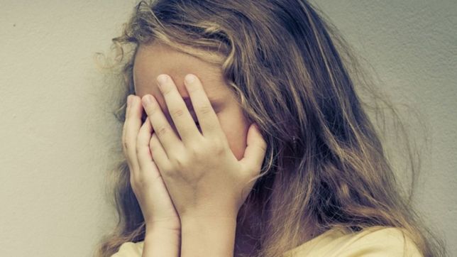 abuso de su sobrina de 9 anos y lo denunciaron, pero la familia dice que sigue libre