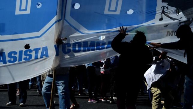 organizaciones sociales cortan la bajada de la autopista en la plata