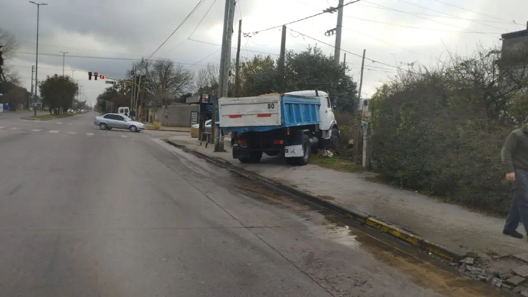 Un camión chocó una cabina de gas y generó una fuga en avenida 520