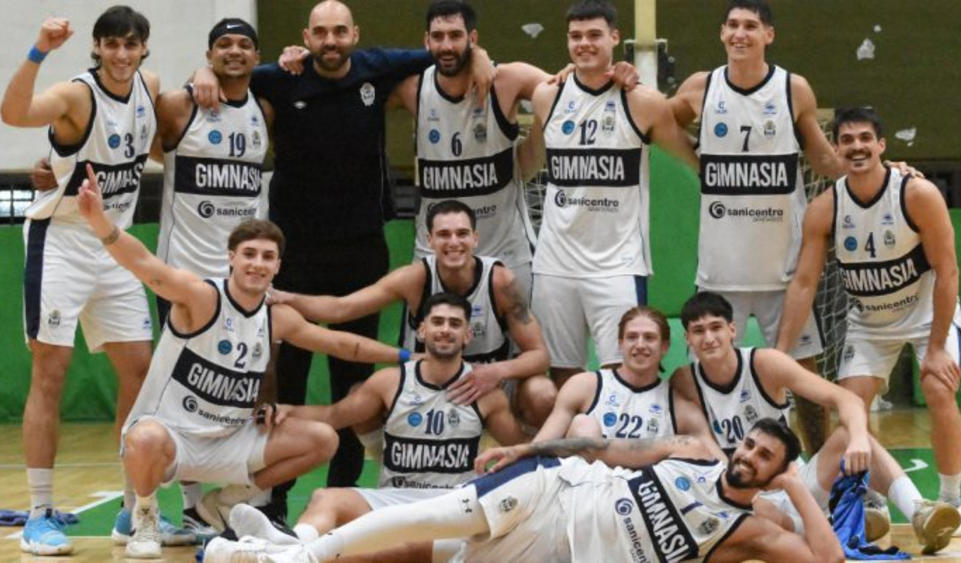 El plantel de Gimnasia tras igualar la serie en Córdoba.