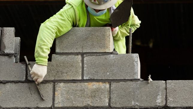 denunciaron al hijo y a un nieto del pata medina por bloquear una constructora en berisso