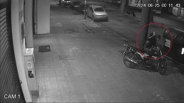 en apenas 15 segundos, se robaron una moto estacionada frente a un edificio de la plata