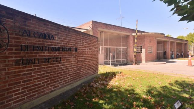 tension en una carcel de la plata: presos se amotinaron y tomaron como rehen a un agente