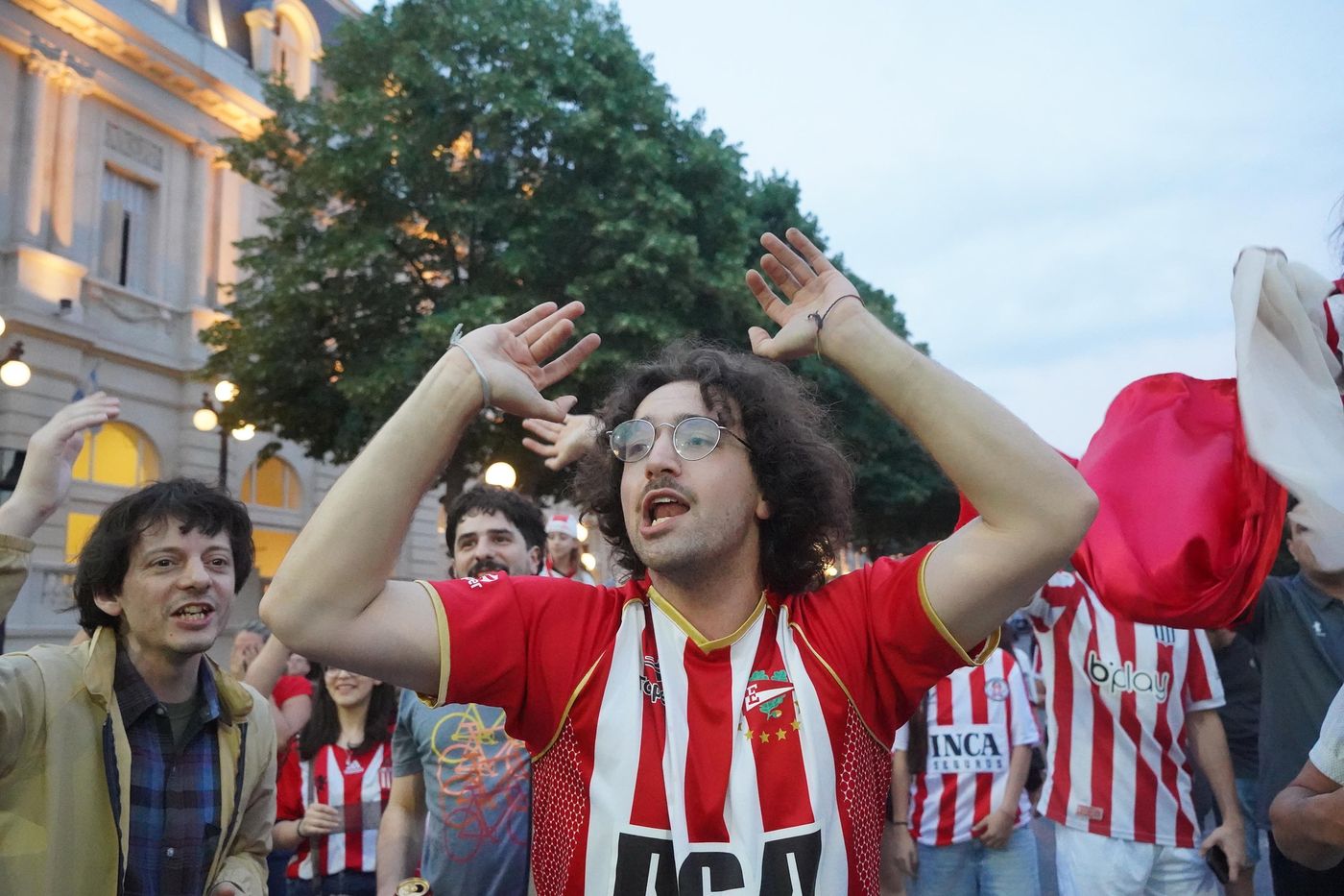 La multitud de hinchas de Estudiantes festejando La multitud de hinchas de Estudiantes festejando