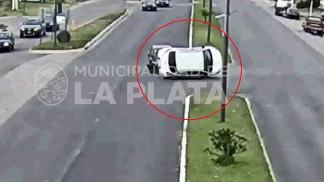 video: insolito accidente en la plata termino con un auto volcado en plena calle