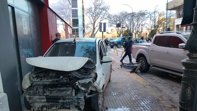 un impactante choque multiple en pleno centro termino con un auto subido a la vereda