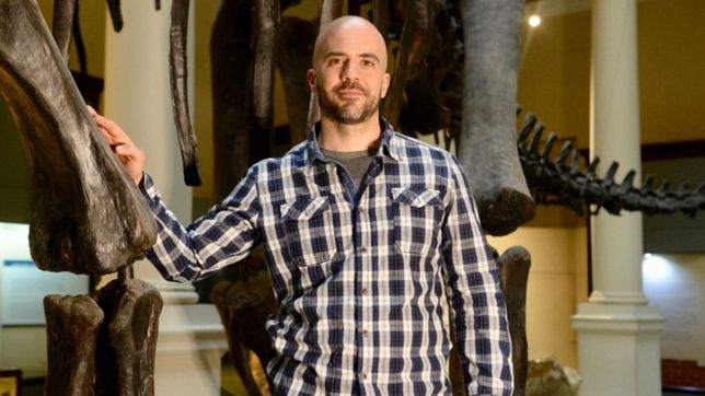 una tarde en el museo con uno de los descubridores del dinosaurio mas grande del mundo