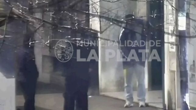 video: quiso pintar graffitis en un edificio de la plata, lo descubrieron y termino preso