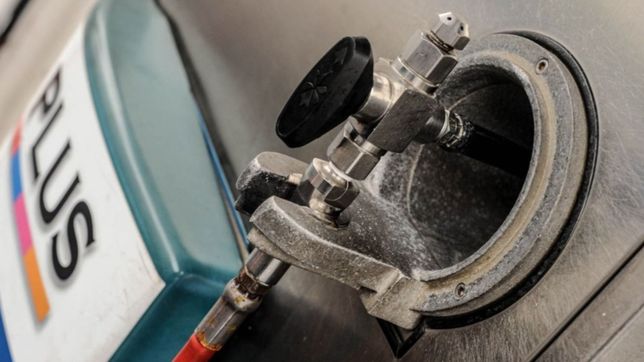 una estacion de servicio de la plata esta cargando gnc desde este viernes