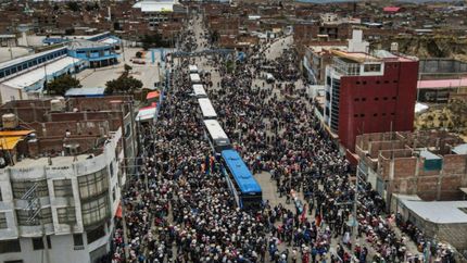 Un exalumno de la UNLP está varado arriba de un micro en Perú en medio de las protestas