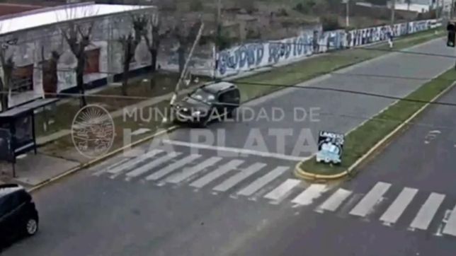 video: despisto en la plata, arranco un poste de luz y casi causa una tragedia